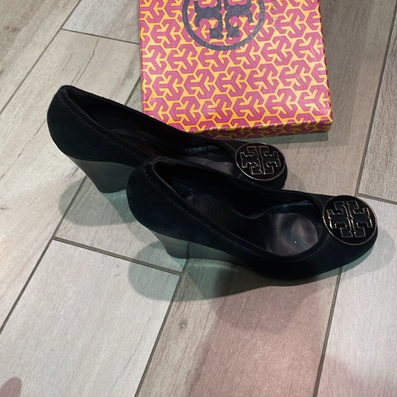 Tory Burch Sophie Wedge Split Suede - Picture 5 of 6